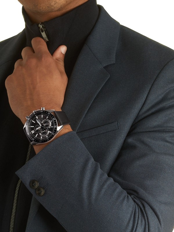 Impresivan dizajn i funkcije CASIO EDIFICE novog modela iz Classic kolekcije, inspirisan motosportom. Muški ručni sat koji odiše brzinom i inteligencijom.
