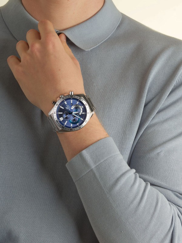 Visoko kvalitetan CASIO EDIFICE novi muški sat iz Classic kolekcije, modernog dizajna, inspirisan motosportom. Odiše brzinom i inteligencijom.