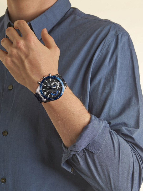 Tehnološki napredan CASIO EDIFICE muški sat iz Classic kolekcije, modernog dizajna, inspirisan motosportom. Novi model odiše brzinom i inteligencijom.