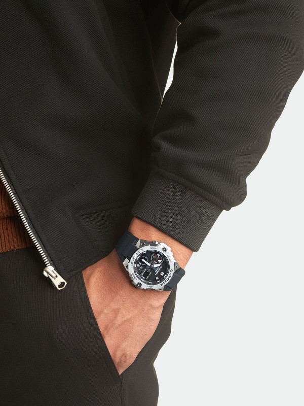 G-Shock  G-Steel sportski muški sat sa gumenom narukvicom. Poseduje Bluetooth tehnologiju koja uz smart telefon omogućava širok rang korisnih funkcija.
