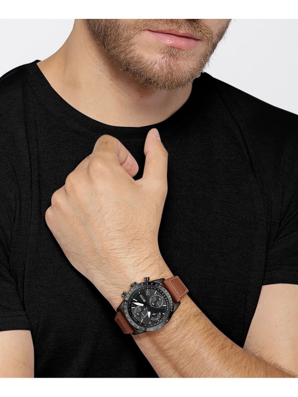 Ukoliko tržite savršen sportski sat za svoju kolekciju, poručite Boss Pilot Edition Chrono sat sa kožnim kaišem svetlo braon boje.