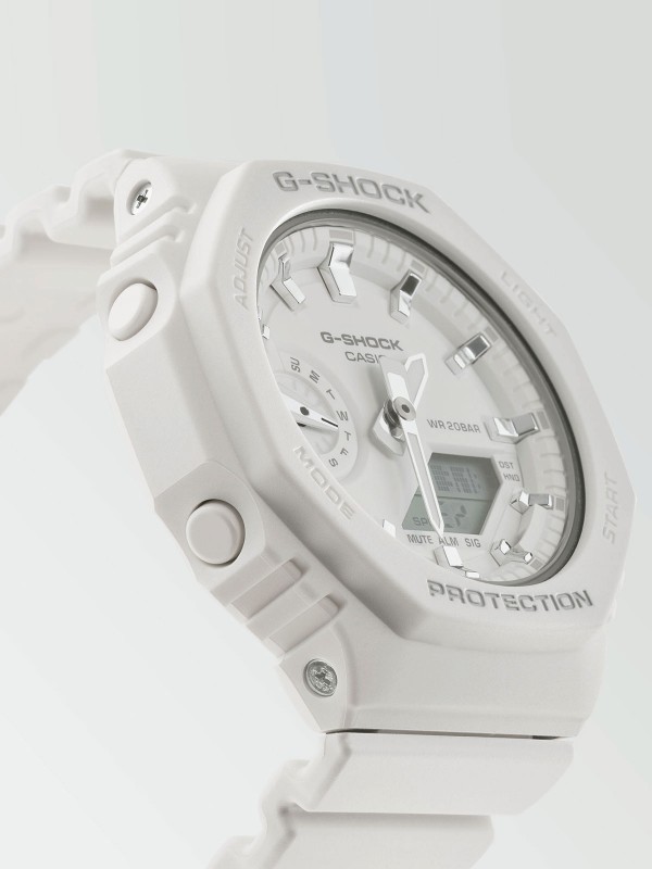 Novi G-SHOCK WOMAN ženski sat je smanjena verzija GA2100 modela. GMA-P2100-7AER je model u klasičnoj beloj boji sa detaljima u boji srebra.