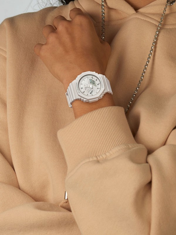 Novi G-SHOCK WOMAN ženski sat je smanjena verzija GA2100 modela. GMA-P2100-7AER je model u klasičnoj beloj boji sa detaljima u boji srebra.
