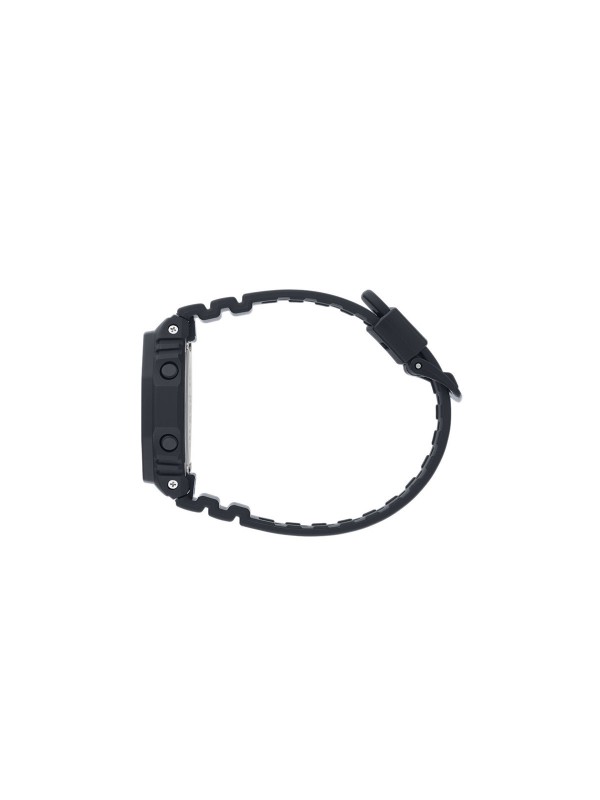 Novi G-SHOCK WOMAN ženski sat je smanjena verzija GA2100 modela. Osmougaono kućište, jednostavan dizajn u klasičnoj crnoj boji s rosegold detaljima.