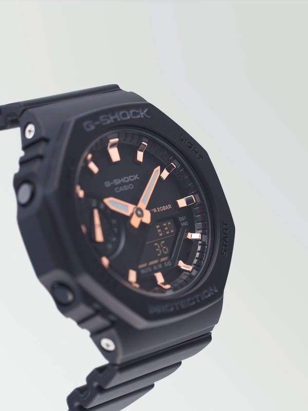 Novi G-SHOCK WOMAN ženski sat je smanjena verzija GA2100 modela. Osmougaono kućište, jednostavan dizajn u klasičnoj crnoj boji s rosegold detaljima.