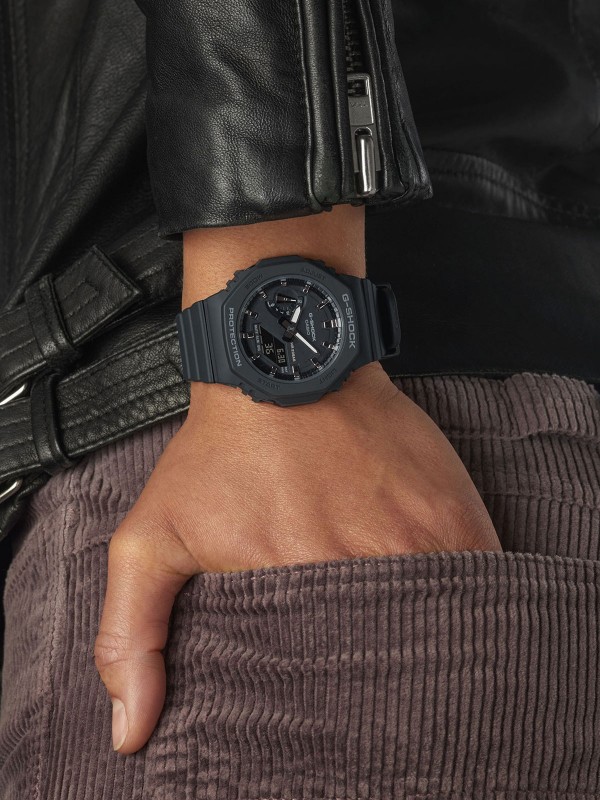 Novi G-SHOCK WOMAN ženski sat je smanjena verzija GA2100 modela. Osmougaono kućište, jednostavan dizajn u klasičnoj crnoj boji s rosegold detaljima.