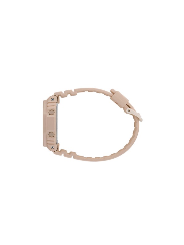 Novi G-SHOCK WOMAN ženski sat je smanjena verzija GA2100 modela. Jednostavan i tanak dizajn nežne svetlo roze boje sa rosegold detaljima.