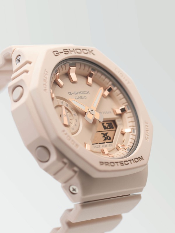 Novi G-SHOCK WOMAN ženski sat je smanjena verzija GA2100 modela. Jednostavan i tanak dizajn nežne svetlo roze boje sa rosegold detaljima.