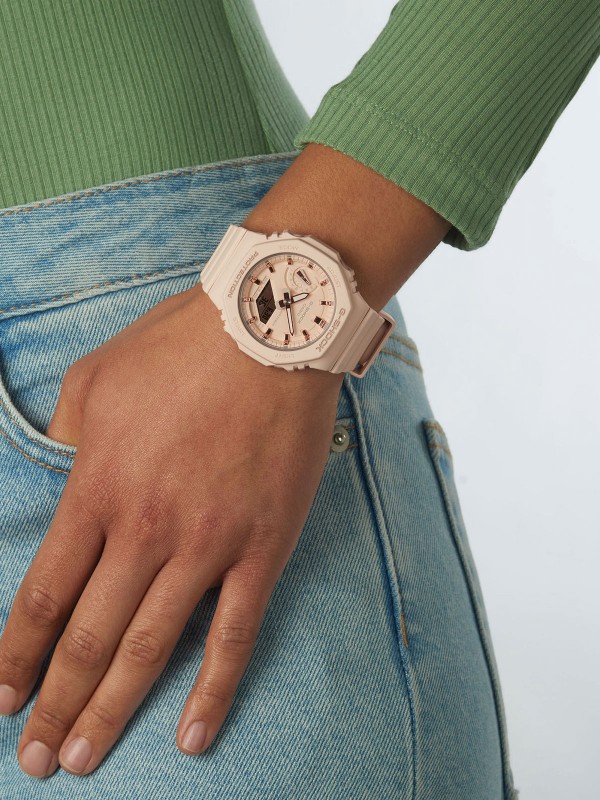 Novi G-SHOCK WOMAN ženski sat je smanjena verzija GA2100 modela. Jednostavan i tanak dizajn nežne svetlo roze boje sa rosegold detaljima.