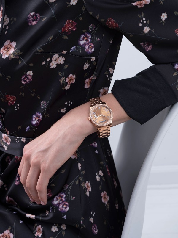 Otkrijte zavidan Luna Guess ženski sat prelepe kombinacije bronze i rosegold boje iz najnovije Fall 2021 kolekcije. Poručite online danas na sajtu.