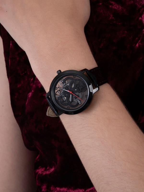 Otkrijte QUATTRO CLEAR Guess ženski sat prati modni trend izrađen od nerđajućeg čelika u prelepoj gunmetal boji iz najnovije kolekcije Fall 2021.
