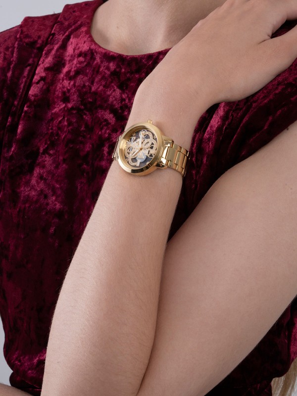 Otkrivamo QUATTRO CLEAR Guess ženski sat od nerđajućeg čelika zlatne boje iz najnovije Fall 2021 kolekcije. Pratite trend i poručite ga online na sajtu.