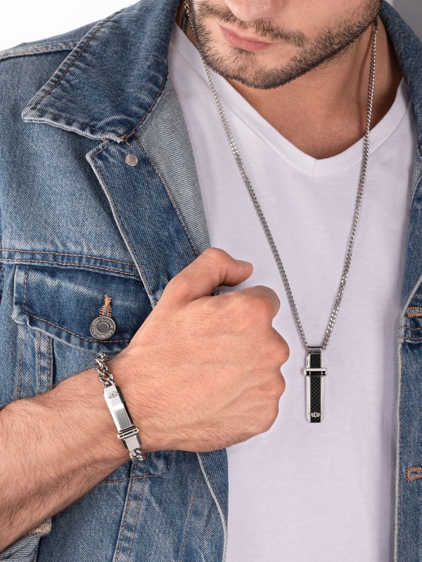 Police Hinged ogrlicu za muškarce u boji srebra - modni detalj sa priveskom od crnih karbonskih vlakana, lako poručite putem Timer.co.rs online shop-a.