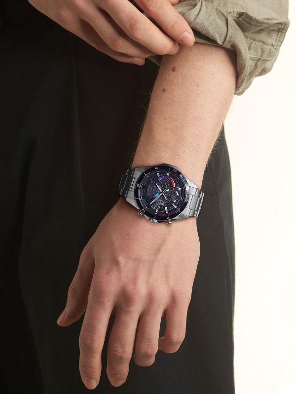 Otporan sat elegantnog dizajna sa detaljima inspirisanim auto-moto sportom - Edifice Heat Gradation muški sat. Poručite u Timer.co.rs online prodavnici.