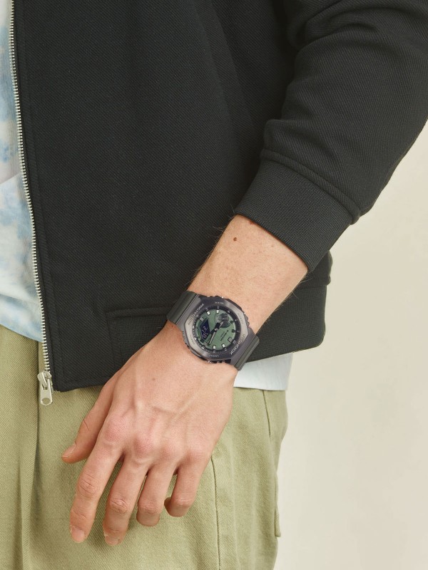 Atraktivni G-Shock CasiOak muški ručni sat u zelenoj boji - metalizirani model ikonskog osmougaonog dizajna, lako poručite u S&L Jokić online shop-u.