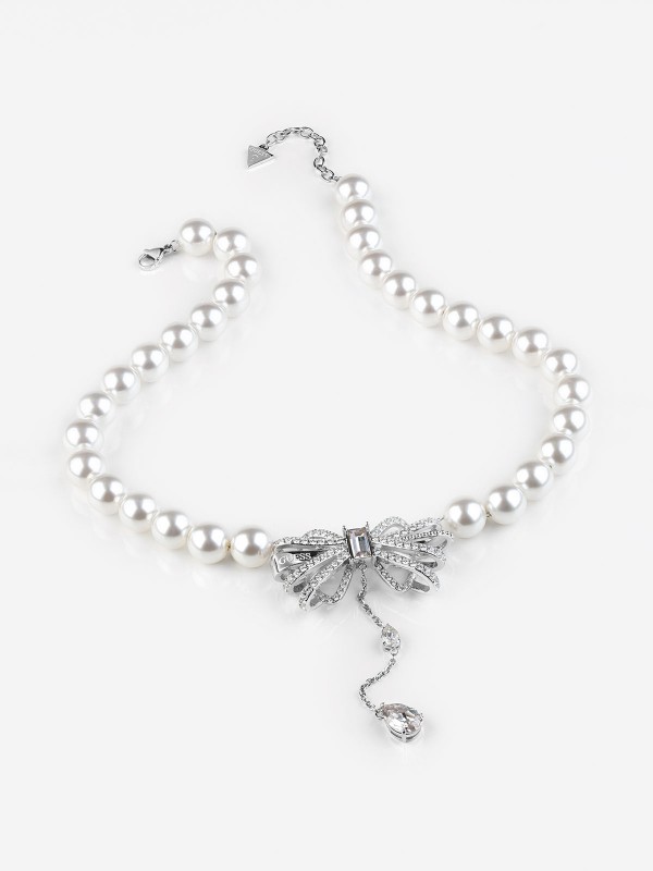 Guess A-Bow You ogrlicu u boji srebra - elegantni modni detalj sa biserima i priveskom u obliku mašne, brzo i lako poručite u S&L Jokić online prodavnici.