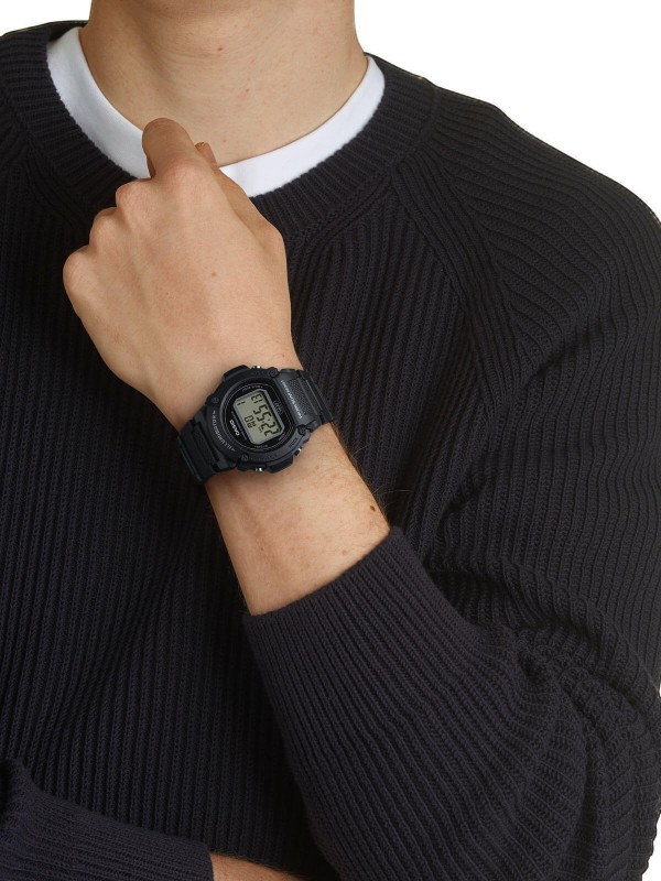 Elegantan i klasičan Casio Collection Men W-219H-1A2VEF muški sat sa legendarnim kvadratnim kućištem. Otkrijte ga u punom sjaju i poručite na sajtu Timer.co.rs!