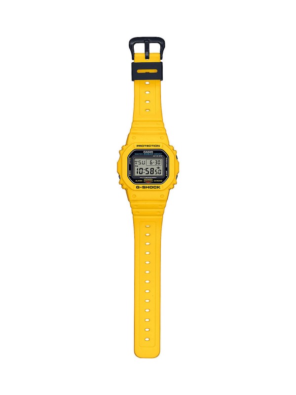 G-SHOCK BOX SET sadrži muški sat klasičnog kvadratnog dizajna, dve dodatne gumene narukvice i dva okvira u verziji žute, crne i crvene boje.