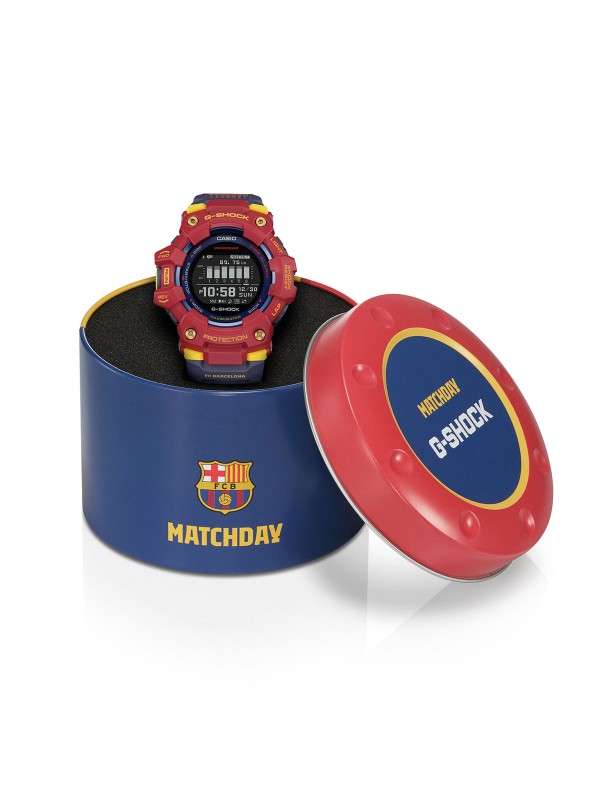 "MATCHDAY je LIMITED muški digitalni sat koji je rezultat saradnje brenda G-SHOCK i fudbalskog kluba BARSELONA!
Otkrijte njegov dizajn u tradicionalnim bojama kluba."