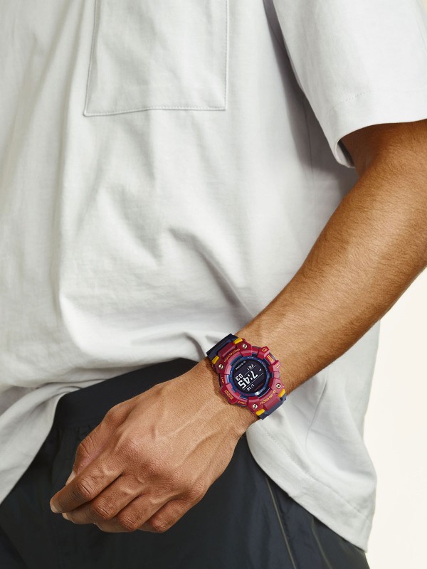 "MATCHDAY je LIMITED muški digitalni sat koji je rezultat saradnje brenda G-SHOCK i fudbalskog kluba BARSELONA!
Otkrijte njegov dizajn u tradicionalnim bojama kluba."