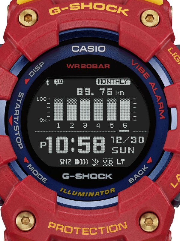 "MATCHDAY je LIMITED muški digitalni sat koji je rezultat saradnje brenda G-SHOCK i fudbalskog kluba BARSELONA!
Otkrijte njegov dizajn u tradicionalnim bojama kluba."
