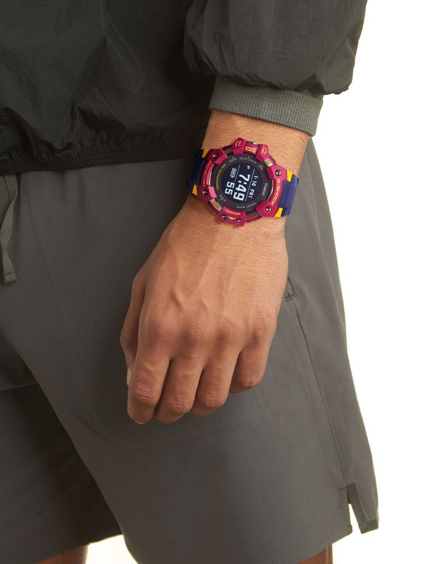 "LIMITED muški digitalni sat nastao kroz saradnju G-SHOCK i fudbalskog kluba BARSELONA! 
Matchday ima tradicionalne boje dresova i naziv kluba na narukvici."