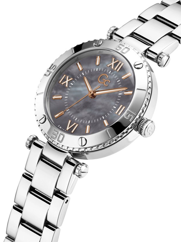 Elegantan svedeni dizajn Gc Muse ženskog analognog sata u boji srebra - čini ovaj modni detalj idealnim izborom. Poručite ga u Timer.co.rs online shop-u.
