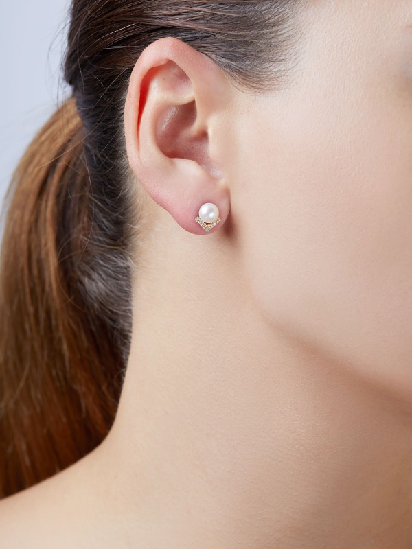 Yoko London minđuše sa dijamantom (0,112ct) i slatkovodnim biserima u žutom zlatu od 18ct, brzo i lako poručite putem Timer.co.rs online prodavnice.