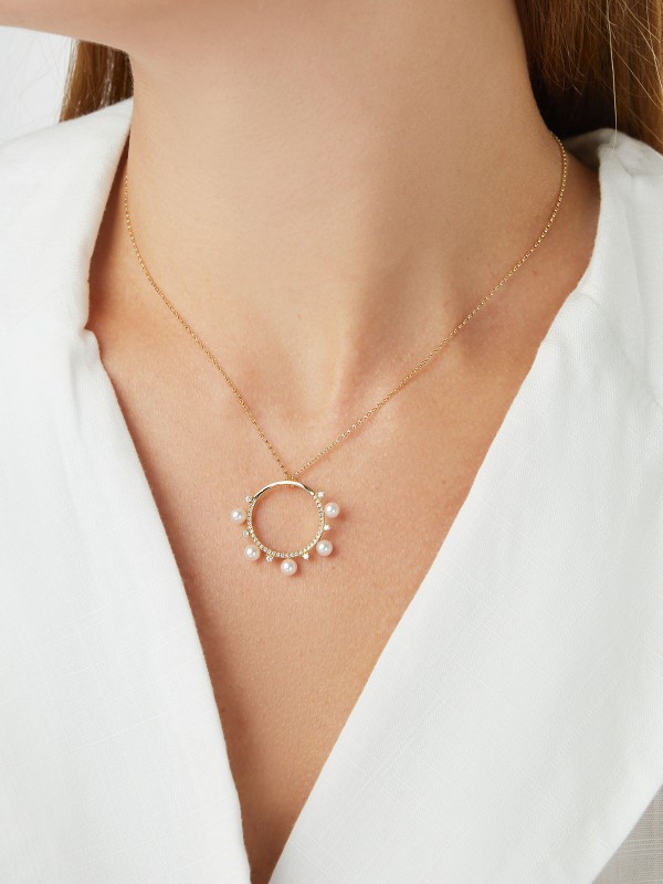 Yoko London Akoya privezak i ogrlicu - elegantni set sa japanskim Akoya biserima i dijamantima u žutom zlatu od 18ct, poručite u Timer.co.rs online shop-u.