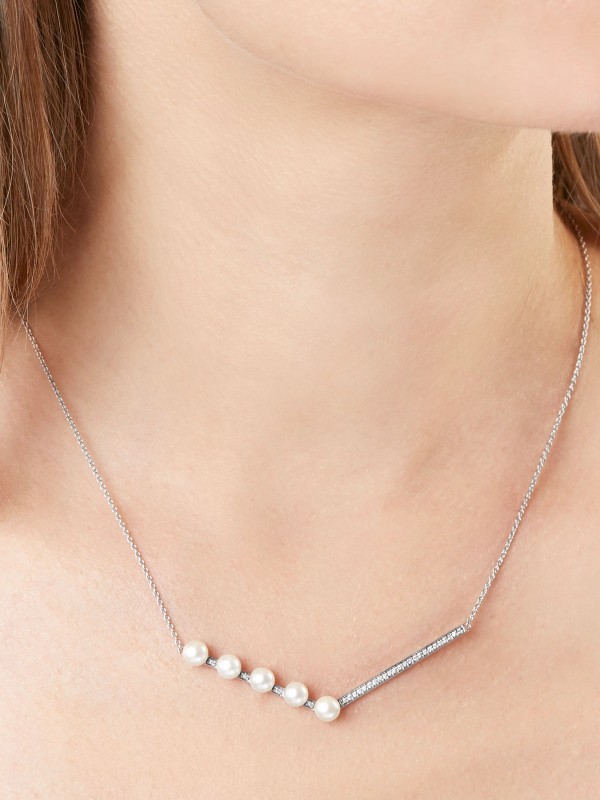 Yoko London ogrlicu sa slatkovodnim biserima i dijamantima (0,106ct) u belom zlatu od 18ct, poručite putem Timer.co.rs online shop-a na kućnu adresu.