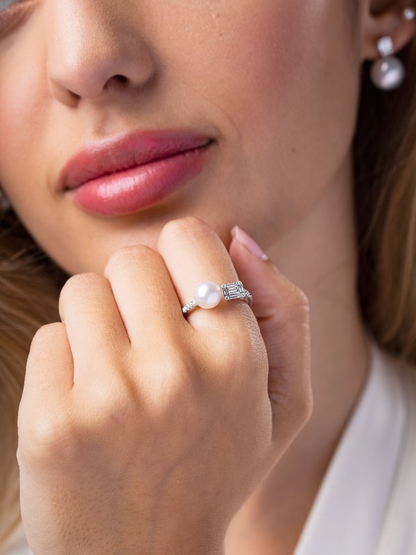 Yoko London prsten sa japanskim Akoya biserima biserima i dijamantima (0,29ct) u belom zlatu od 18ct, poručite putem Timer.co.rs online shop-a.
