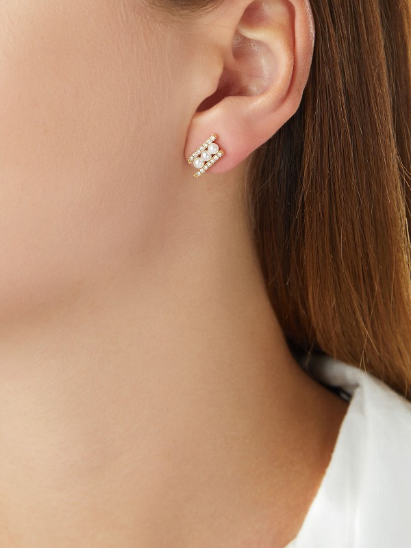 Yoko London Akoya minđuše sa dijamantom (0,42ct) i biserima u belom zlatu od 18ct, lako poručite putem Timer.co.rs online prodavnice na kućnu adresu.