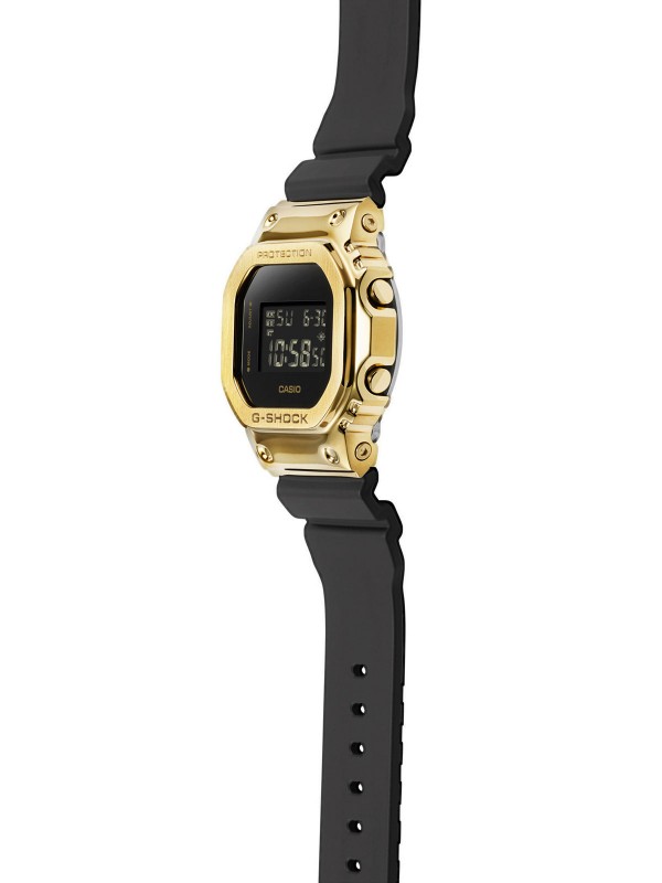 G-Shock muški ručni sat - sportski model 5600 serije u atraktivnoj kombinaciji boja crne i žutog zlata, lako poručite putem Timer.co.rs online shop-a.