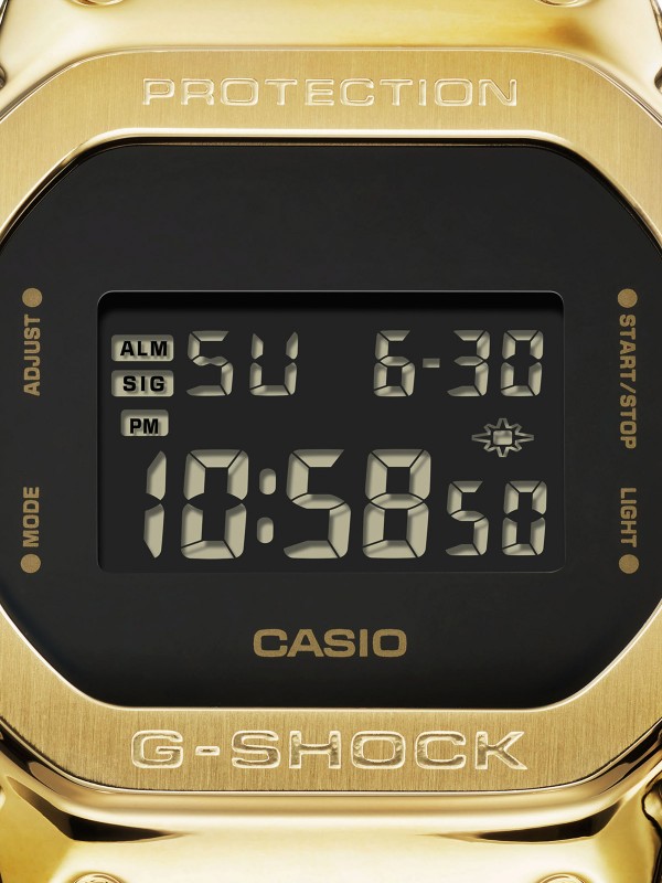 G-Shock muški ručni sat - sportski model 5600 serije u atraktivnoj kombinaciji boja crne i žutog zlata, lako poručite putem Timer.co.rs online shop-a.