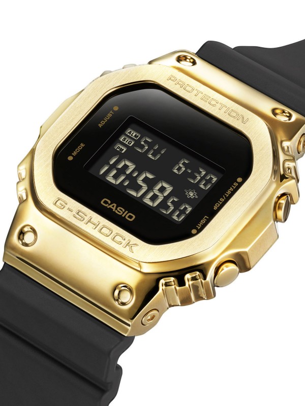 G-Shock muški ručni sat - sportski model 5600 serije u atraktivnoj kombinaciji boja crne i žutog zlata, lako poručite putem Timer.co.rs online shop-a.
