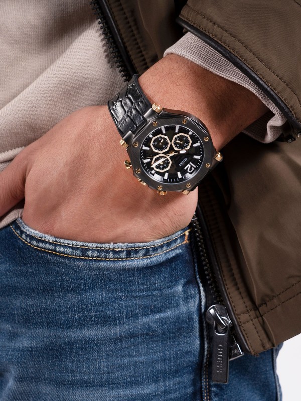 Guess Edge muški ručni sat - model sa crnim brojčanikom i crnim kožnim kaišem sa kroko printom, brzo i lako poručite putem Timer.co.rs online shop-a.