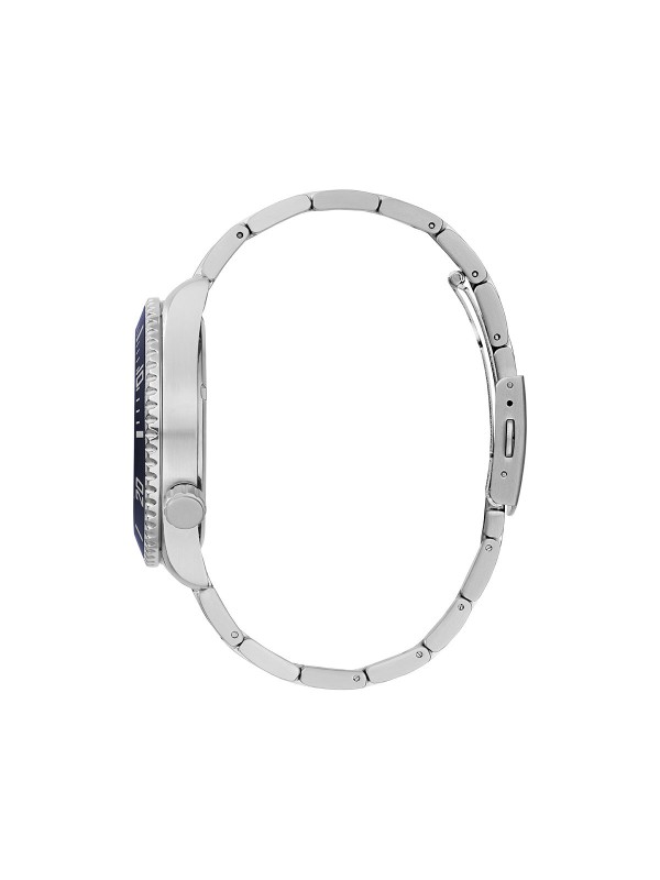 Guess Axle ručni sat - model od nerđajućeg čelika u boji srebra sa plavim top ring-om i crnim brojčanikom,  lako poručite putem Timer.co.rs online shop-a.
