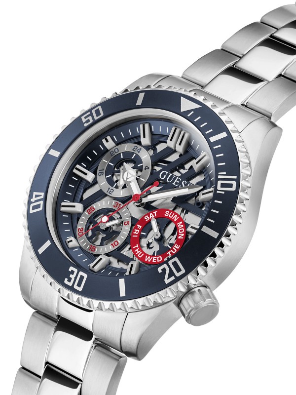 Guess Axle ručni sat - model od nerđajućeg čelika u boji srebra sa plavim top ring-om i crnim brojčanikom,  lako poručite putem Timer.co.rs online shop-a.