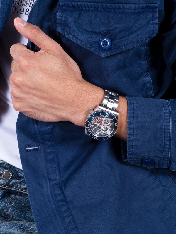 Guess Axle ručni sat - model od nerđajućeg čelika u boji srebra sa plavim top ring-om i crnim brojčanikom,  lako poručite putem Timer.co.rs online shop-a.
