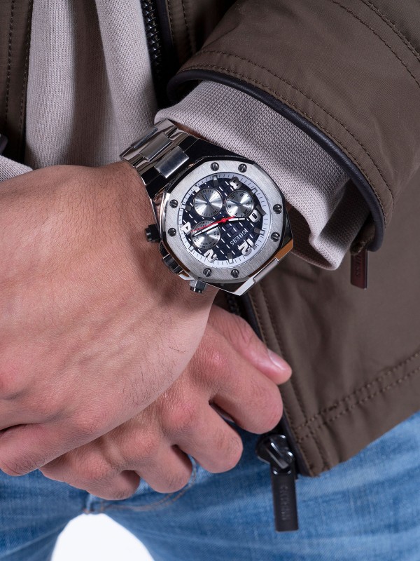 Guess Empire muški ručni sat - model od nerđajućeg čelika u boji srebra sa crnim top ring-om, poručite putem Timer.co.rs online shop-a na kućnu adresu.