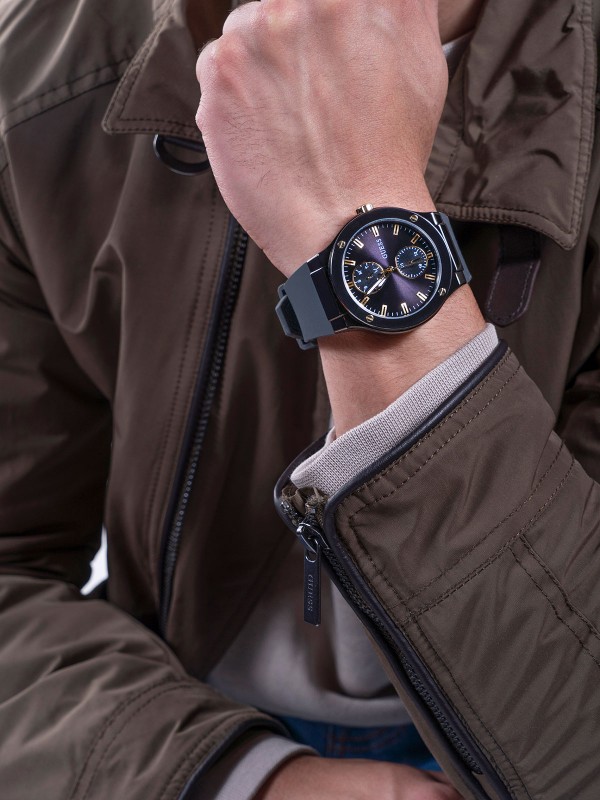 Guess Jet muški ručni sat - model u crnoj boji sa sivom silikonskom narukvicom,  brzo i lako poručite putem Timer.co.rs online prodavnice na kućnu adresu.