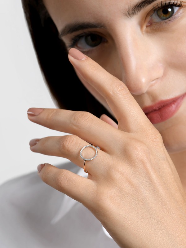 Dizajniran da impresionira, ovaj prsten od 18ct ružičastog zlata sa belim dijamantima će vas ostaviti bez daha. Neodoljivo elegantni!