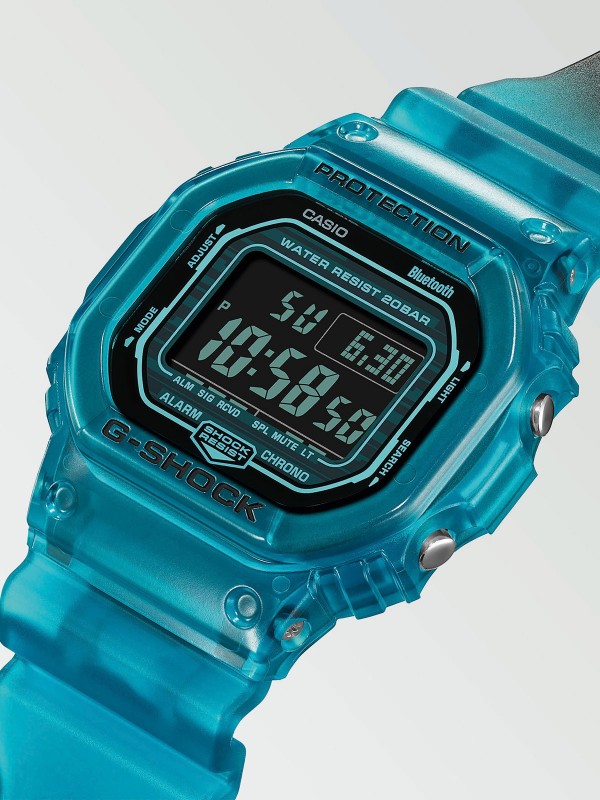 G-Shock digitalni bluetooth 5600 muški ručni sat - model u prozirno plavoj boji, brzo i lako poručite putem S&L Jokić online prodavnice na kućnu adresu.