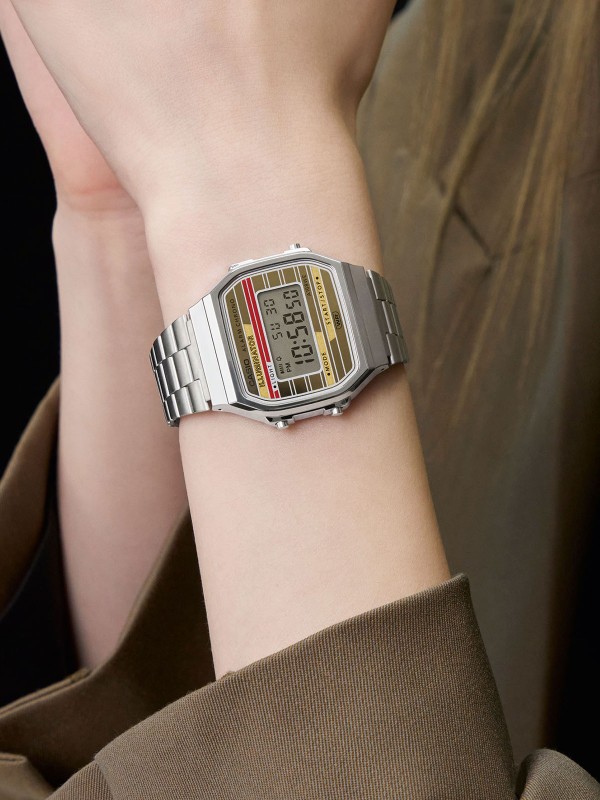 Elegantan Casio Vintage A168WEHA-9AEF u srebrnoj boji sa zlatnim brojčanikom, savršen spoj retro stila i modernih funkcija. Kupite sada!
