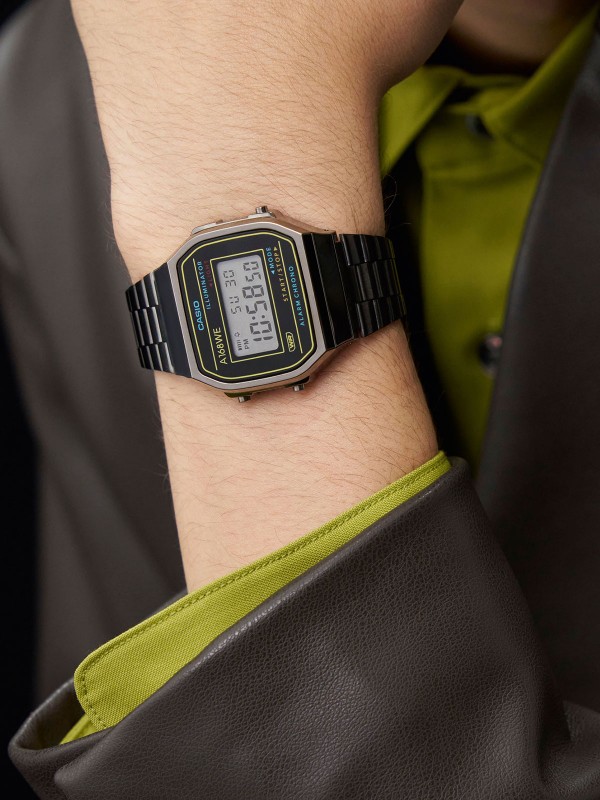 Vratite se u 1983. sa stilom uz Casio Vintage sat u crnoj boji sa žuto/plavim detaljima. Kupite sada!