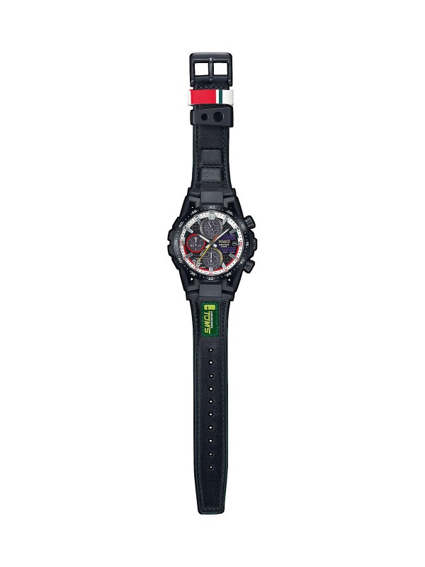 Limitirani solarni hronograf EDIFICE, inspirisan trkačkim automobilom TOM'S KP47 Skarlet, savršen za ljubitelje motosporta.