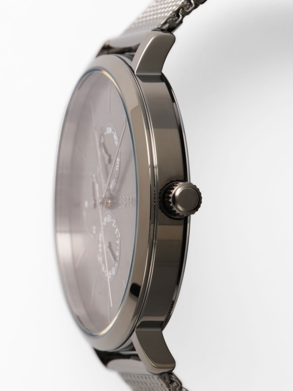 Elegantni muški sat u gun metal boji sa čeličnom mesh narukvicom, kvarcni mehanizam, vodootporan do 50m, prečnik kućišta 44mm.