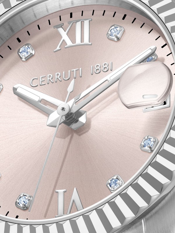 Elegantni ženski sat u boji srebra sa roze brojčanikom i cirkonima, minimalistički dizajn koji odiše prefinjenošću i sofisticiranošću.
