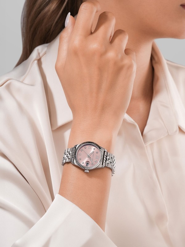 Elegantni ženski sat u boji srebra sa roze brojčanikom i cirkonima, minimalistički dizajn koji odiše prefinjenošću i sofisticiranošću.