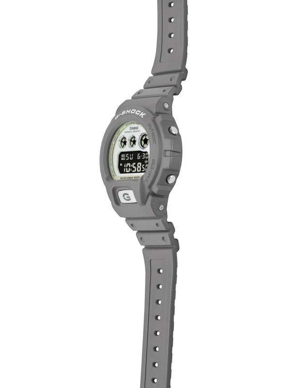 Otkrijte G-SHOCK DW-6900HD-8ER, muški sat sa osvetljenim brojčanikom. Savršen za one koji cene stil i funkcionalnost u mraku.